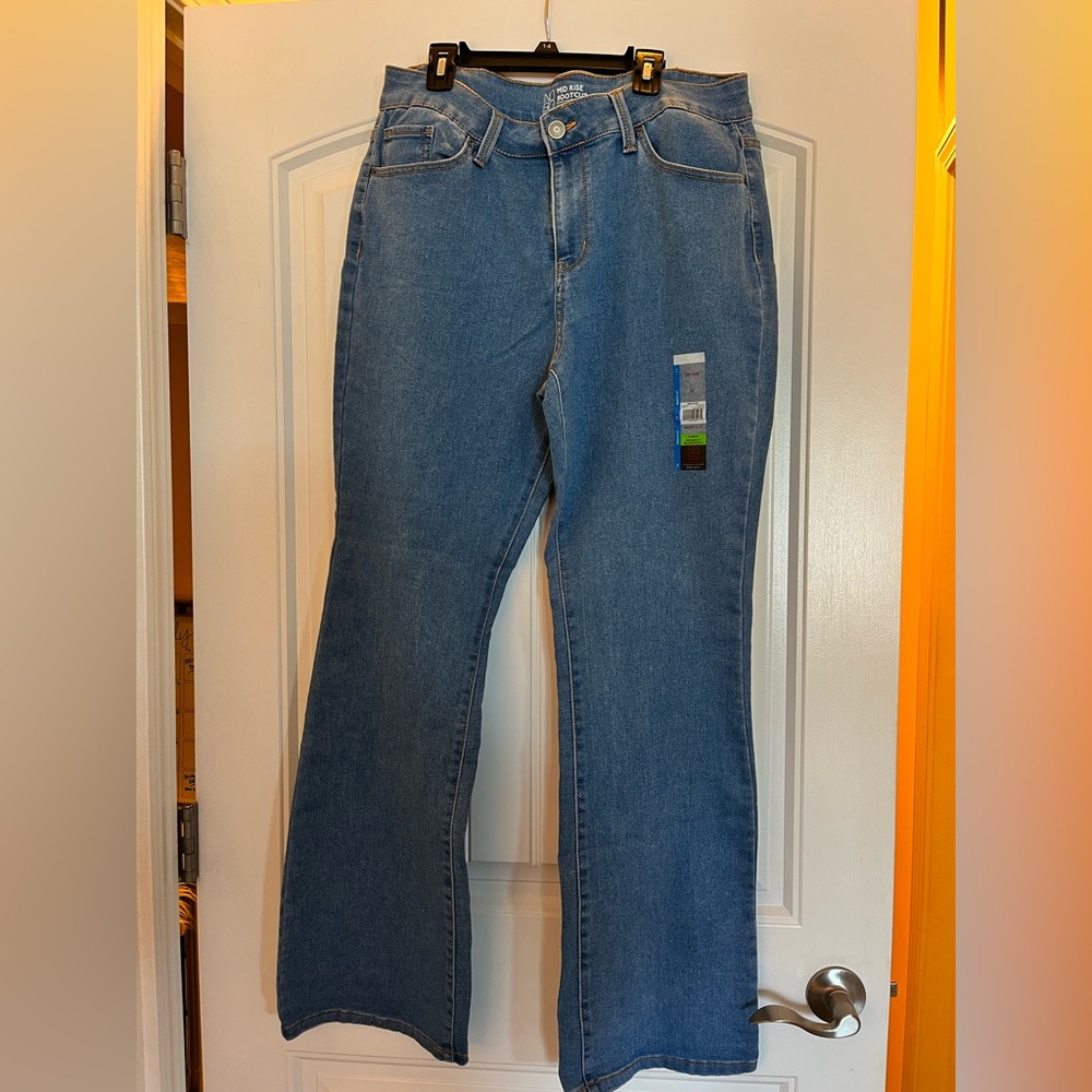 Medium wash bootcut jeans